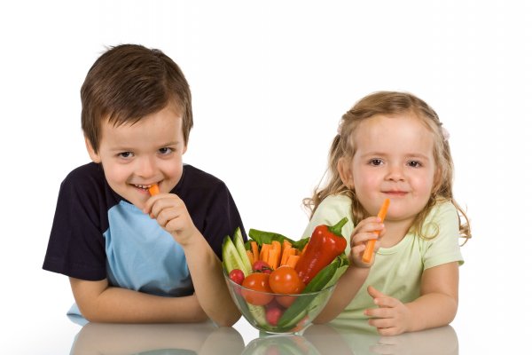 kids-eating-veggies