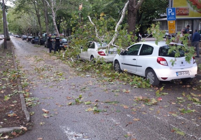 Olujno nevrijeme izazvalo prometni kolaps u Mostaru