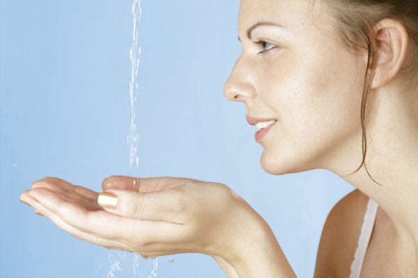 girl-washing-face-and-water-wearandcheer-com