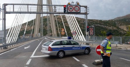 Nevrijeme u Dubrovniku:Jak vjetar prevrnuo prikolicu s mosta (VIDEO)