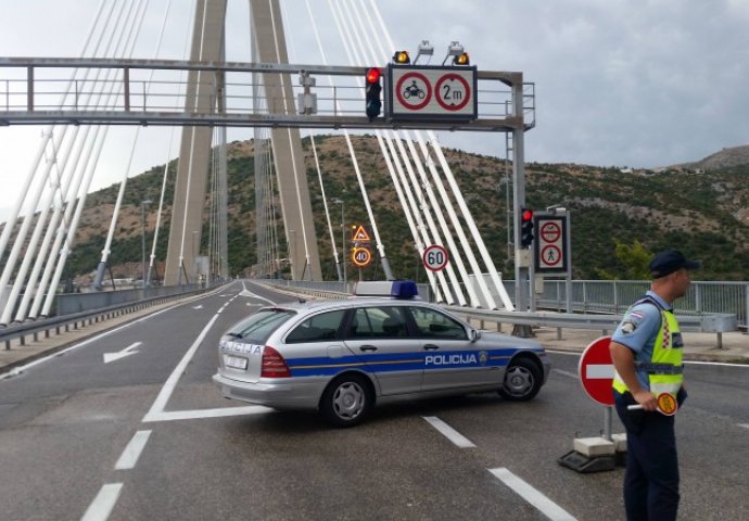 Nevrijeme u Dubrovniku:Jak vjetar prevrnuo prikolicu s mosta (VIDEO)