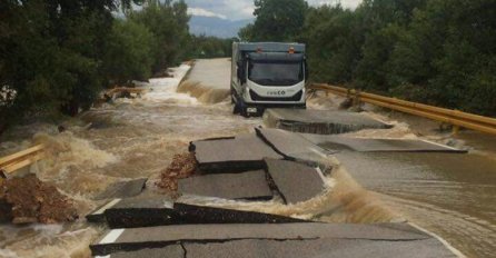 POGLEDAJTE ŠTA JE URADILA KIŠA KOJA JE PADALA SAMO DVA I POL SATA: Pag potpuno odsječen od kopna, divlja bujica odnijela cestu