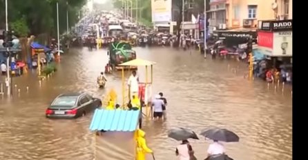 Dok je svijet pratio Irmu, monsunske poplave u Indiji ubile više od hiljadu ljudi (VIDEO)