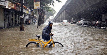VIŠEMILIONSKI GRAD BIO POTPUNO PARALIZIRAN: Dok je svijet pratio Irmu, monsunske poplave u Indiji ubile više od HILJADU ljudi (VIDEO)