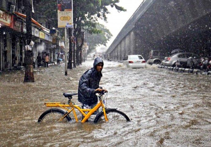 VIŠEMILIONSKI GRAD BIO POTPUNO PARALIZIRAN: Dok je svijet pratio Irmu, monsunske poplave u Indiji ubile više od HILJADU ljudi (VIDEO)