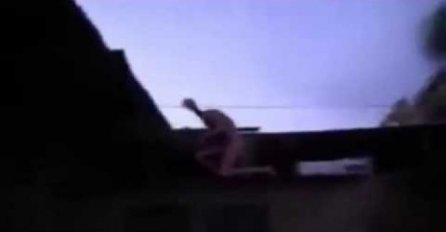 Čuo je neobične zvukove na krovu kuće, a onda ugledao prizor koji ledi krv u žilama! (VIDEO)