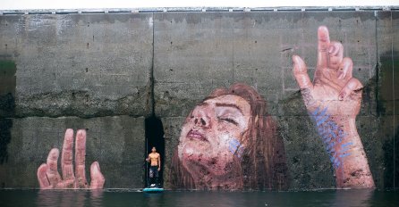 ŽENA KOJA DIŽE RUKE PREMA NEBU: Najbolji mural na svijetu, a mijenja se sa plimom i osekom (FOTO)