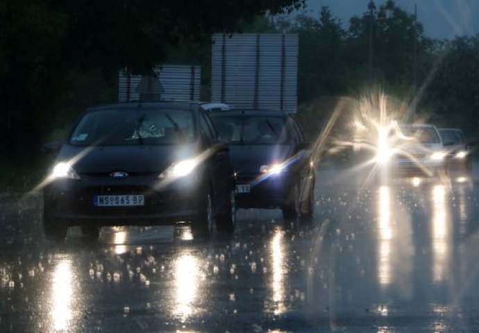 OLUJA PROTUTNJALA SRBIJOM: Nezapamćeno jako nevrijeme čupalo drveće iz korijena, oštećeni silni krovovi i automobili