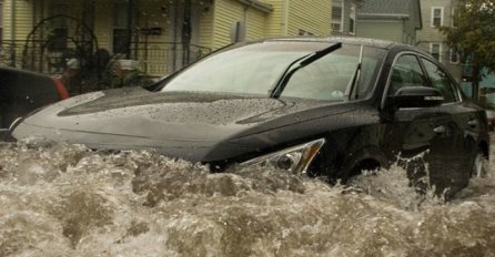 Na ovaj način možete zaštiti automobil tokom poplava i kiše! (VIDEO)