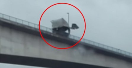 JEZIVA SCENA: Prikolica kamiona se otkačila i visila sa mosta, u gradu totalni kolaps