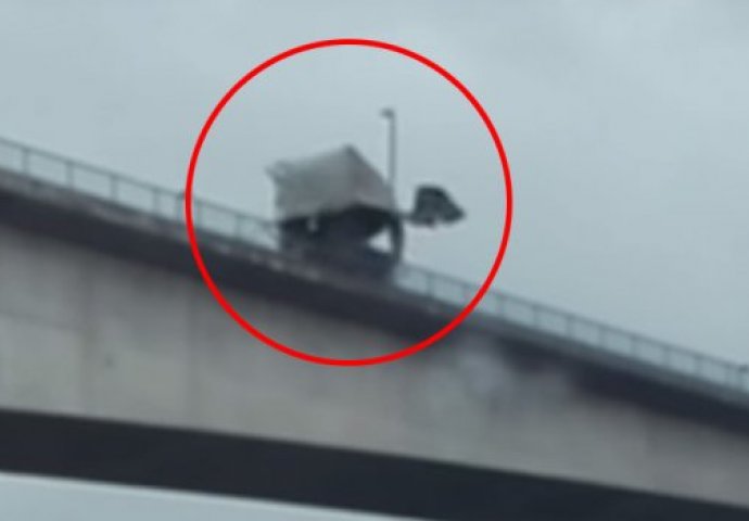 JEZIVA SCENA: Prikolica kamiona se otkačila i visila sa mosta, u gradu totalni kolaps