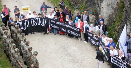 Predstavnici Tužilaštva BiH na Korićanskim stijenama, u toku ekshumacija žrtava