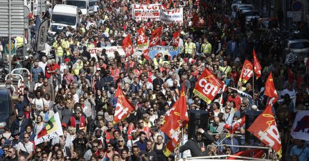 Policija suzavcem na demonstrante u Francuskoj