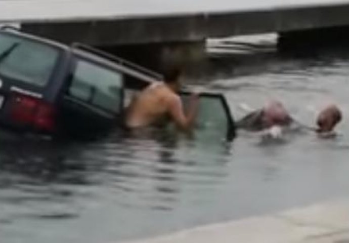 NEVJEROVATAN SNIMAK: Skočili u more i spasili vozača od smrti  (VIDEO)