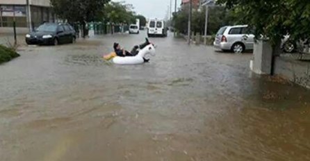 DIGLI RUKE OD BORBE SA VODENOM STIHIJOM: Građani Zadra najveću poplavu okrenuli NA ŠALU! (FOTO)
