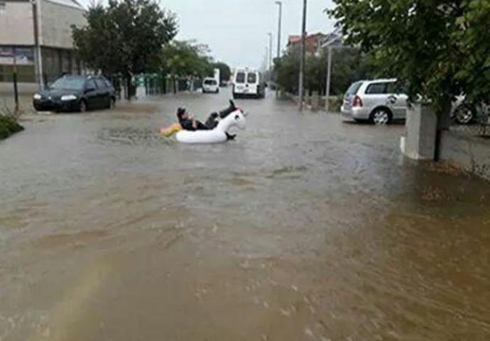DIGLI RUKE OD BORBE SA VODENOM STIHIJOM: Građani Zadra najveću poplavu okrenuli NA ŠALU! (FOTO)