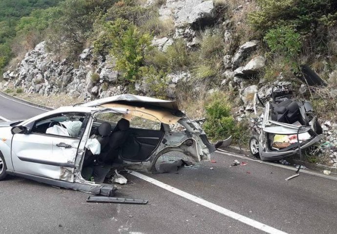 STRAŠNA NESREĆA: Auto se prepolovilo, ima povrijeđenih