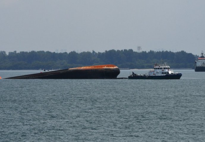 Nakon sudara brodova u blizini Singapura pronađena tijela dva člana posade