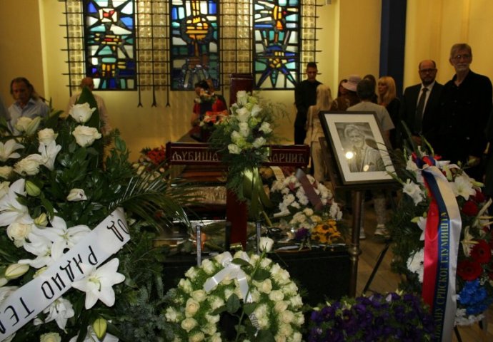 POSLJEDNJI OPROŠTAJ OD VELIKOG GLUMCA: Kćerka Ljubiše Samardžića u suzama, više stotina ljudi na Novom groblju (FOTO)