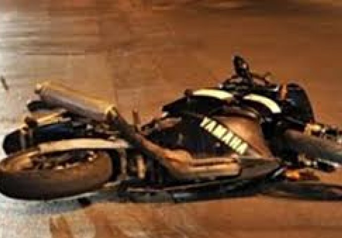 Stravičan sudar: Automobilom oborio motociklistu na cesti