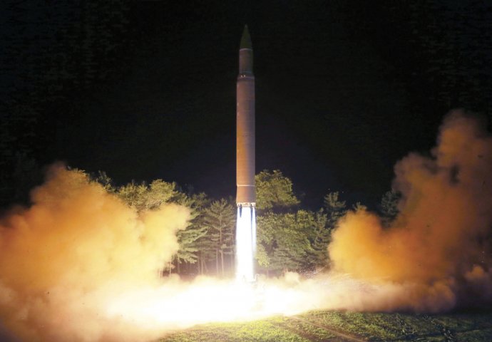 Sjeverna Koreja lansirala masivnu raketu koja je preletjela Japan! Reakcije SAD-a! 