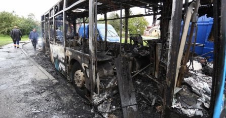 DRAMA U ZAGREBU: U autobus ušli putnici, pa se zapalio nasred ceste! (VIDEO)