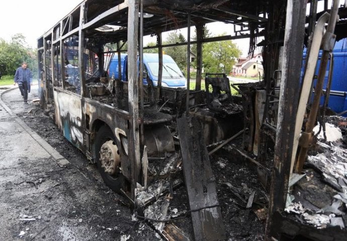 DRAMA U ZAGREBU: U autobus ušli putnici, pa se zapalio nasred ceste! (VIDEO)