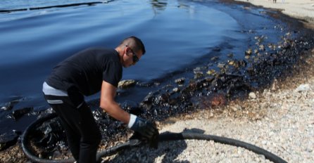 Na obalama Atine traje operacija čišćenja izlivene nafte