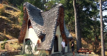 OTIŠAO JE DUBOKO U ŠUMU I SAGRADIO KUĆICU IZ BAJKE: Nećete vjerovati svojim očima kad vidite unutrašnjost! (FOTO + VIDEO)