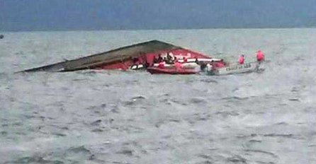 STRAŠNA TRAGEDIJA: Prevrnuo se brod, najmanje 33 mrtvih!