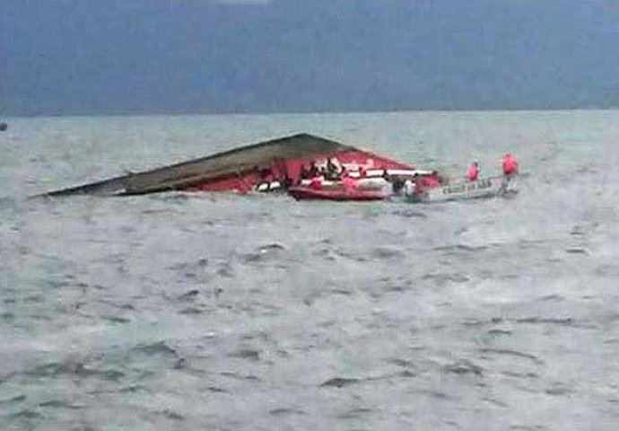 STRAŠNA TRAGEDIJA: Prevrnuo se brod, najmanje 33 mrtvih!