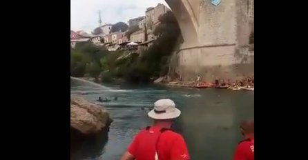 Nesreća na Red Bull Cliff Diving takmičenju:  Pogledajte skok sa Starog mosta koji je zamalo mogao biti koban (VIDEO)