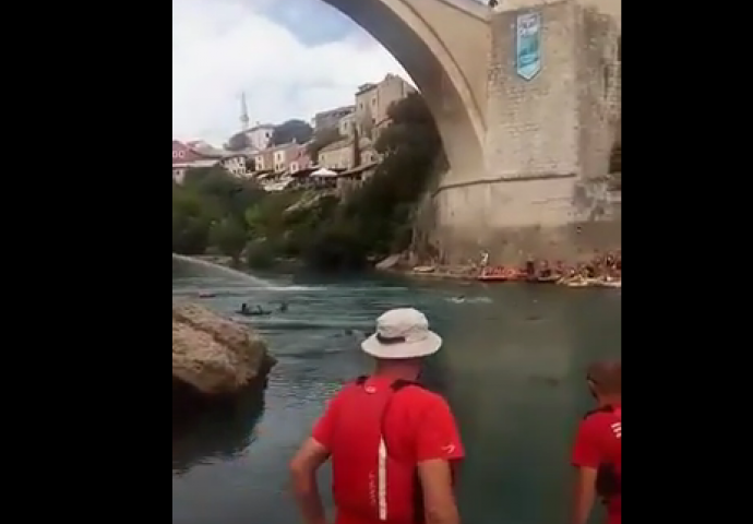 Nesreća na Red Bull Cliff Diving takmičenju:  Pogledajte skok sa Starog mosta koji je zamalo mogao biti koban (VIDEO)