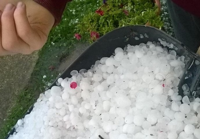 NEZAPAMĆENO NEVRIJEME: Tuča muškarcu razbila glavu dok je pokrivao auto  