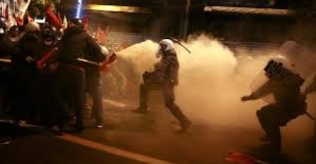 Sukob policije i demonstranata zbog ubistva pjevača iz 2013. (FOTO, VIDEO)
