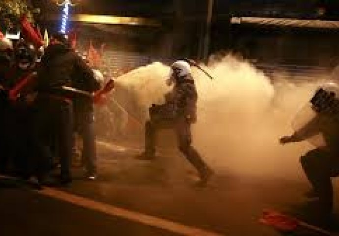 Sukob policije i demonstranata zbog ubistva pjevača iz 2013. (FOTO, VIDEO)