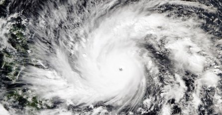 ZAUSTAVLJENI AVIONI I VLAKOVI: Snažan tajfun pogodio Japan 