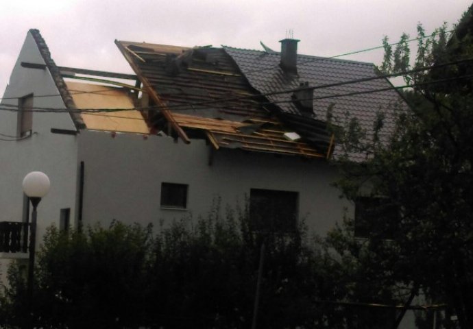 NEZAPAMĆENO NEVRIJEME POGODILO TOMISLAVGRAD I KUPRES: Dizalo krovove s kuća, crijepovi padali NA SVE STRANE!