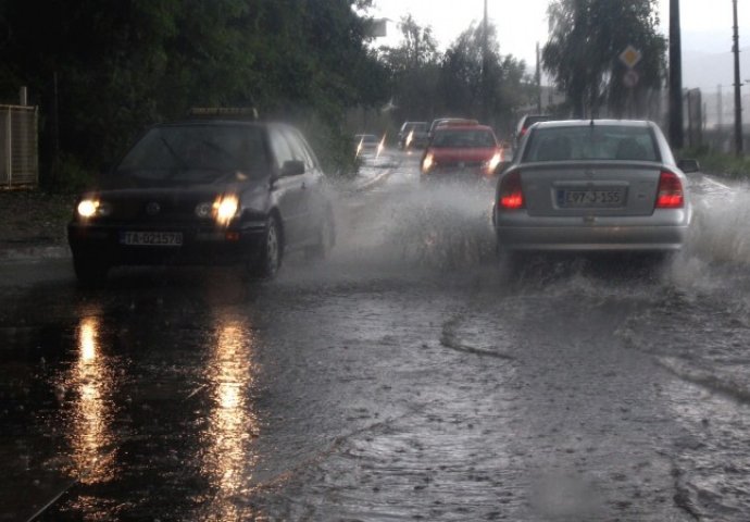 BIHAMK - Vozači oprez, na kolovozu mjestimično veće količine vode