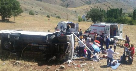 TRAGEDIJA: Prevrnuo se minibus u PROVALIJU - Stradalo 5 osoba, a 26 povrijeđeno!