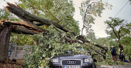 SNAŽNA OLUJA NAPRAVILA HAOS: Osam osoba poginulo u nevremenu, 67 povrijeđeno!