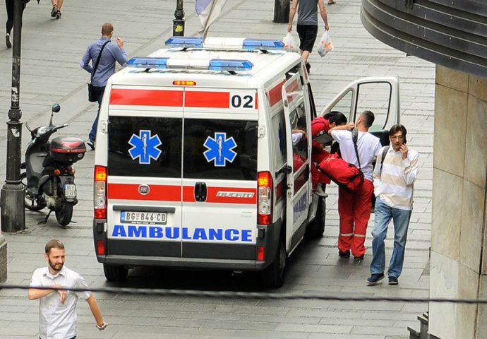 POZLILO MU I SRUŠIO SE: Mladić se vraćao s posla i PREMINUO NA SRED ULICE!