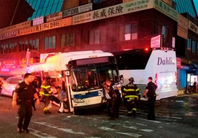 TEŽAK SUDAR DVA AUTOBUSA: Tri osobe poginule, a 16 povrijeđenih!