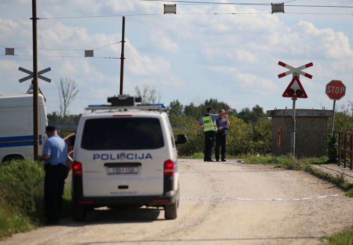 Vatrogasci izrezali vozilo i izvukli tijelo mladića koje je udario voz: 'Čuo sam zvučni signal, a iz njihova je auta treštala glazba'  