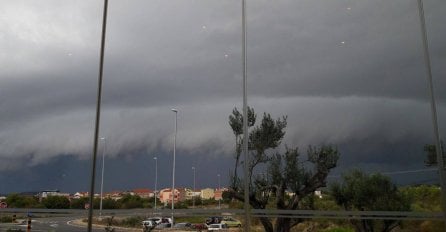 JAKO NEVRIJEME POHARALO REGIJU: Pijavica čupala krovove i stabla, oštećeni su automobili (FOTO)