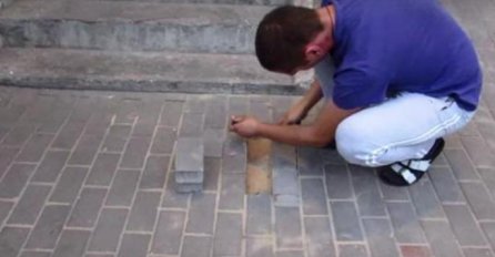 HODAO JE ULICOM I ČUO JEZIVE ZVUKE ISPOD PLOČNIKA: Odlučio je iskopati cigle, nećete vjerovati šta je otkrio! (VIDEO)