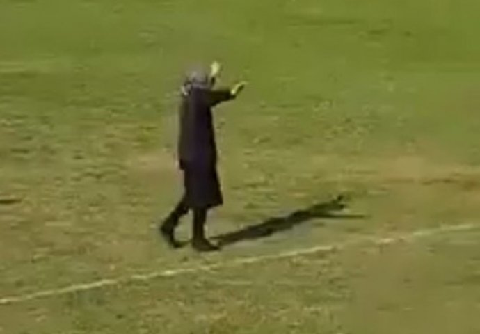 SAMO KOD NAS: Baka upala na nogometni teren, derala se na suca, bacila se na travu, pa je morali iznositi van (VIDEO)