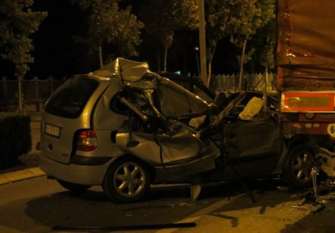 TEŠKA NESREĆA: Automobil se zavukao pod šleper, oboren i motociklista, tri osobe povrijeđene !