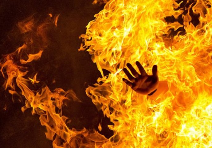 VELIKA DRAMA:  Zapalio se čovjek ispred Parlamenta, ljekari se bore za njegov život