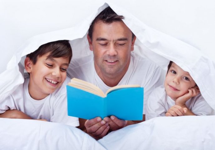 PORAŽAVAJUĆI PODACI: Roditelji provode četiri puta više vremena gledajući u mobitel, nego čitajući svojoj djeci